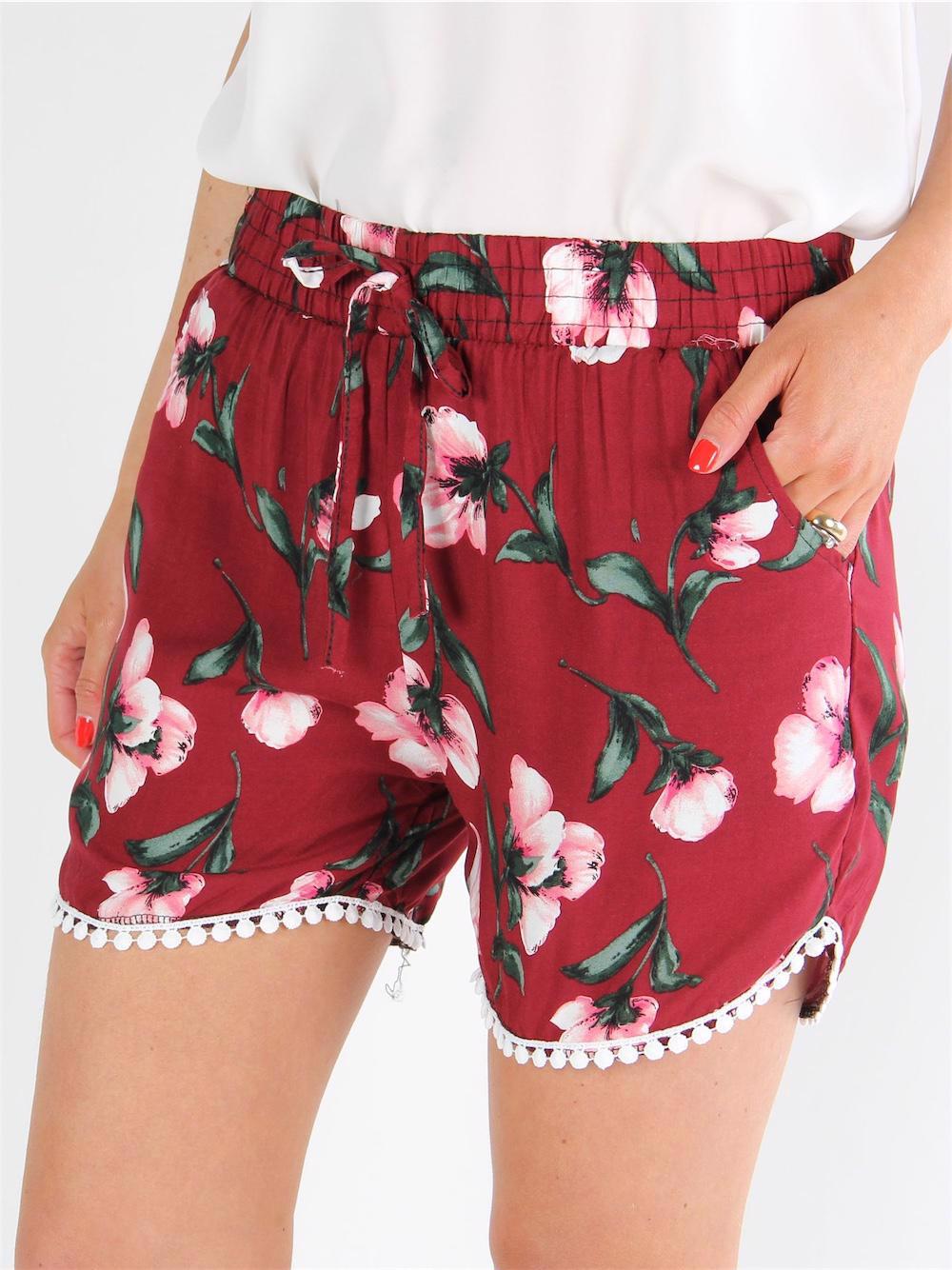 Mona - Bordeauxröda shorts med blommönster och elastisk kant